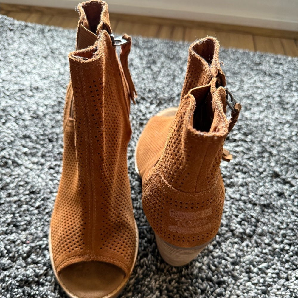 Toms women’s suede heel booties